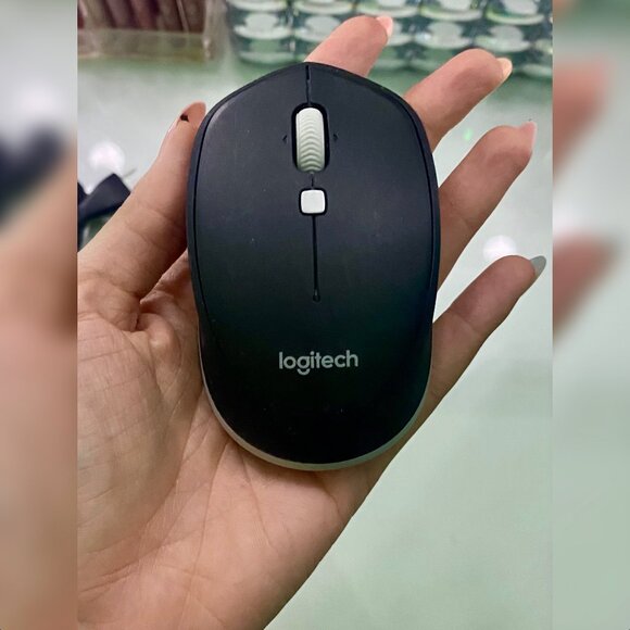 Logiteck Black Mouse - Picture 1 of 2
